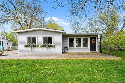 717 Oak Park Drive, Fenton, MI, 48430 | Card Image