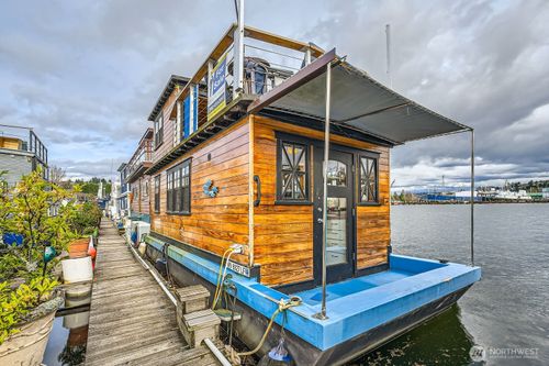 e-2-1080 W Ewing St, Seattle, WA, 98119-1422 | Card Image