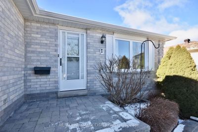 7 Laurie Cres, House other with 3 bedrooms, 2 bathrooms and 4 parking in Barrie ON | Image 3