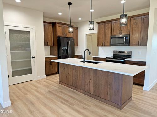 2912 Peach Tree Dr, Bismarck, ND, 58504-7271 | Card Image