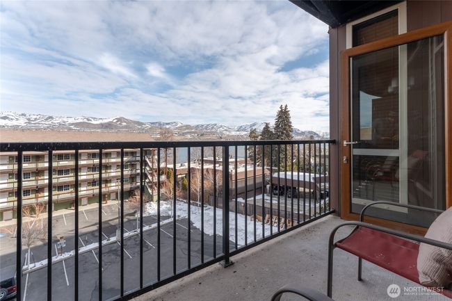 Picture sitting out here with your guests all summer enjoying the sunny Chelan days! | Image 27