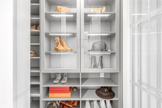 double Closet rooms in the primary bedroom | Image 20