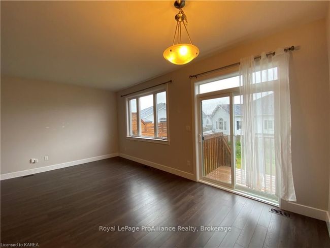 201 Pratt Dr, House attached with 3 bedrooms, 2 bathrooms and 3 parking in Amherstview ON | Image 9