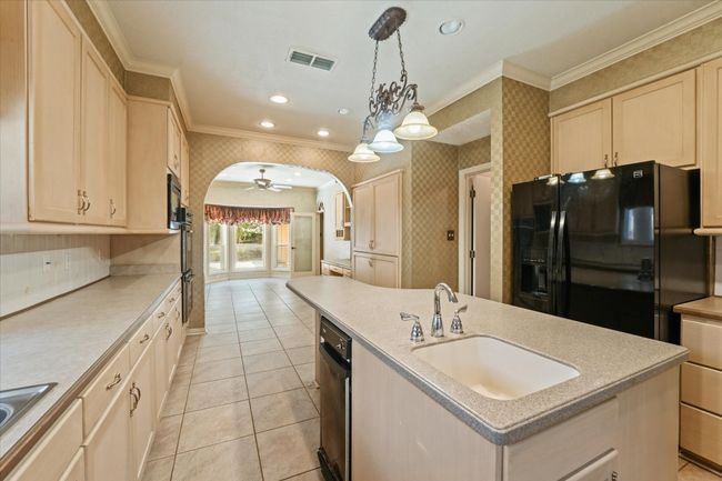 Island with food prep area | Image 9