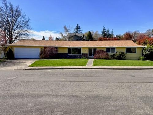 108 Nw Sunhill Dr, Grants Pass, OR, 97526-1135 | Card Image