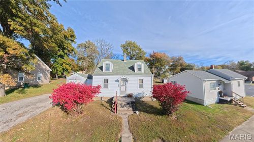 435 W Dee St, Lebanon, IL, 62254-1527 | Card Image