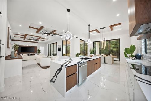 135 7th St N, Naples, FL, 34102-6018 | Card Image