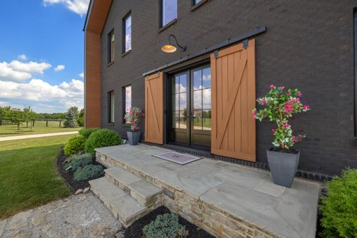 689 Sarah Blake Ln, Versailles, KY, 40383 | Card Image