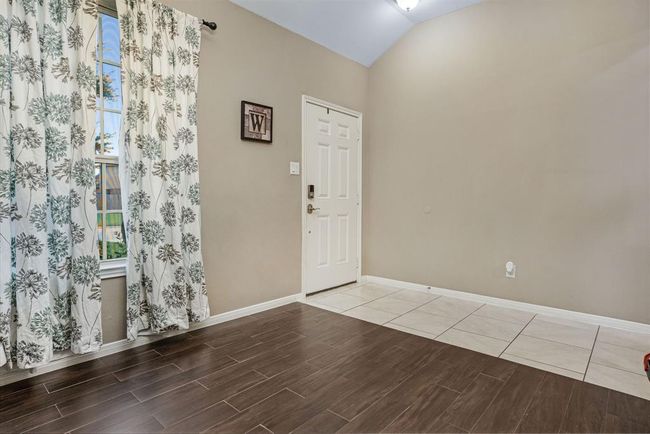 Front entry | Image 6