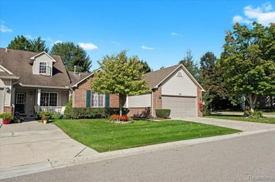 202 Woodfield Square Lane, Condo with 2 bedrooms, 2 bathrooms and null parking in Brighton MI | Image 2