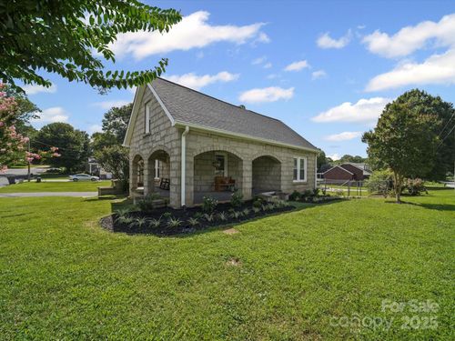 601 S Chapel St, Landis, NC, 28088-1825 | Card Image