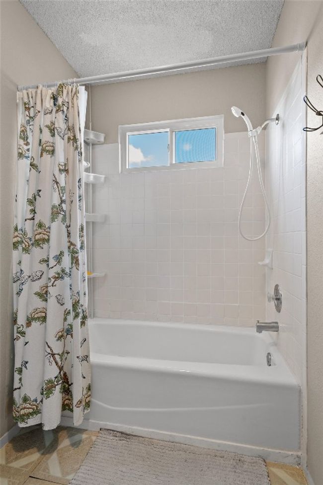 Tub and shower combination. | Image 22