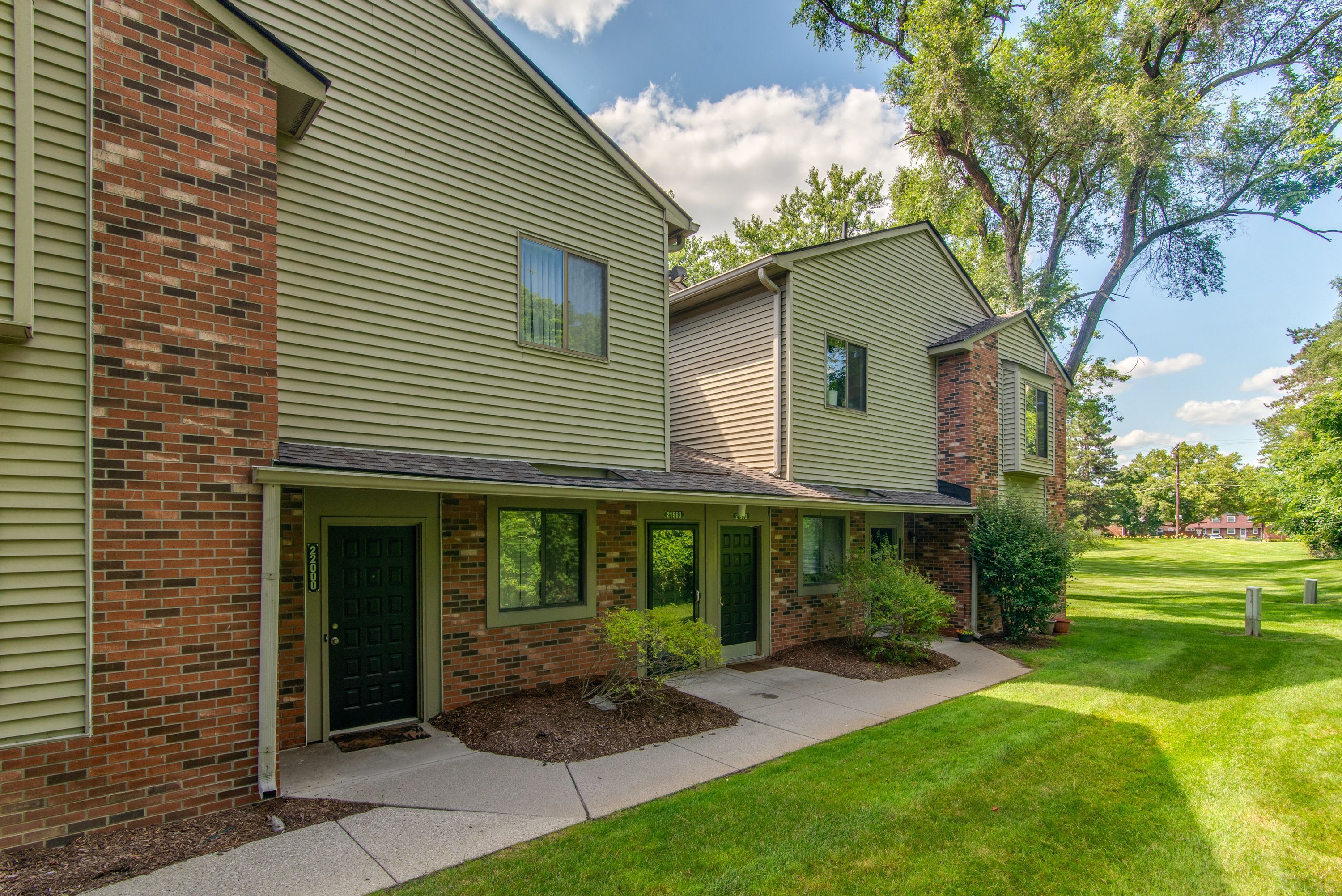 Indian Creek Dr, Farmington Hills, MI 48335