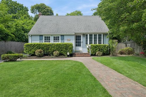 15 Hemlock St, Islip, NY, 11751-2732 | Card Image