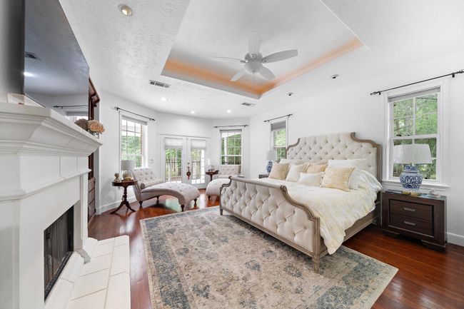 **Spacious bedroom with multiple windows and a cozy atmosphere.** | Image 20