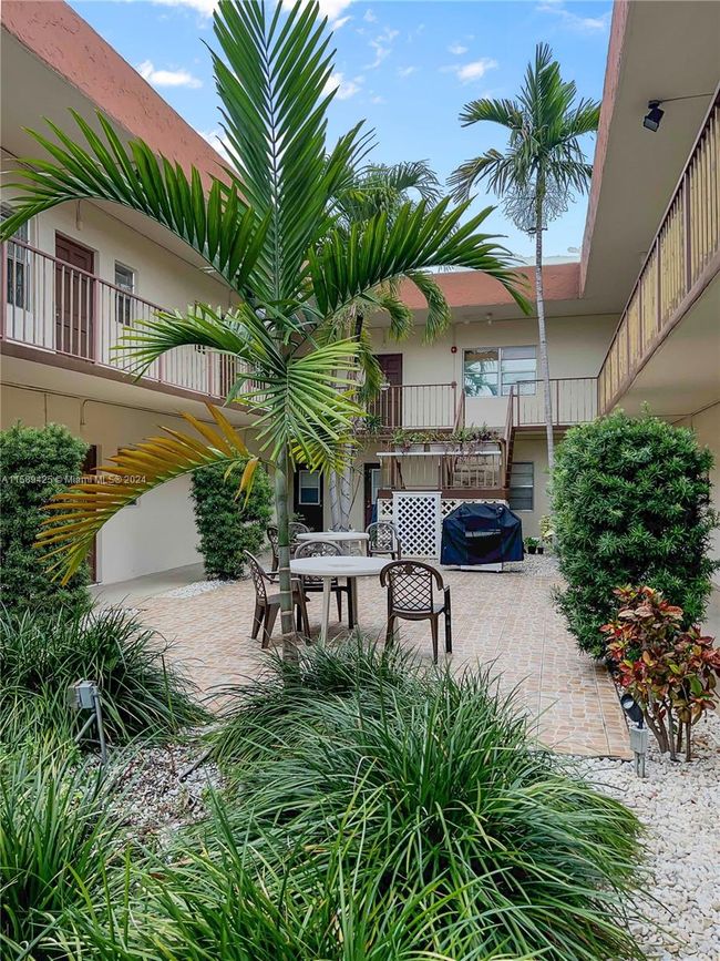 124 - 415 Ne 2nd St, Condo with 2 bedrooms, 2 bathrooms and null parking in Hallandale Beach FL | Image 1
