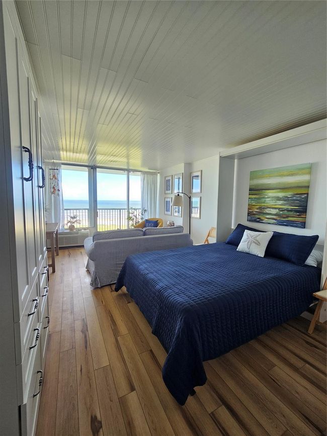 Queen size murphy bed. | Image 19