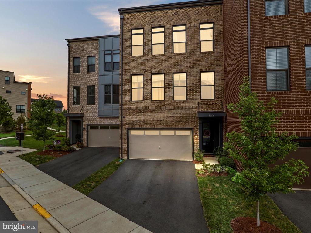 Sullivans Cove Sq, Brambleton, VA 20148