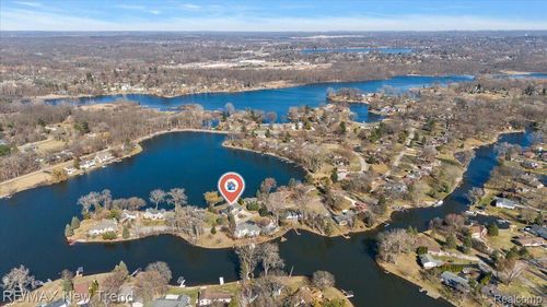 7135 Capri Dr, White Lake, MI, 48383-2873 | Card Image