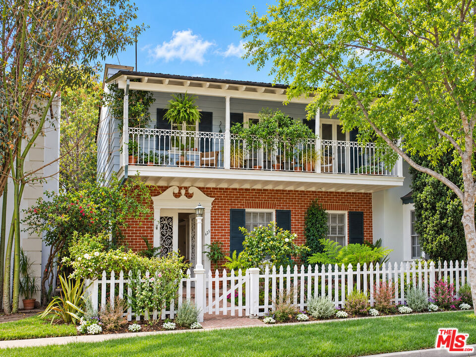 125 S Crescent Dr, For Sale in Beverly Hills - eXp Realty