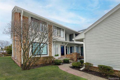 6011 Pebble Lane Ct, West Bloomfield, MI, 48322-3520 | Card Image