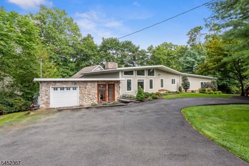7 Hillcrest Rd, Towaco, NJ, 07082-1402 | Card Image