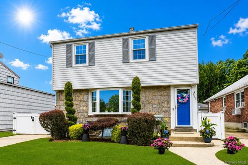 625 S 10th St, New Hyde Park, NY, 11040-5556 | Card Image