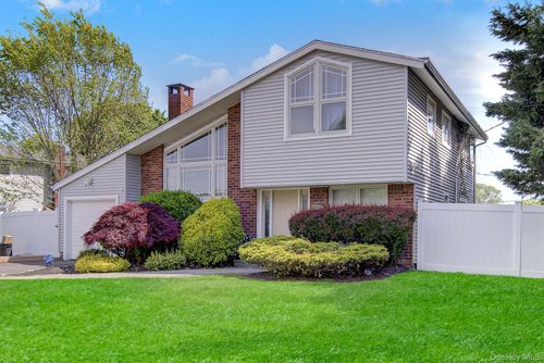 4 Seneca Drive, Huntington, NY, 11725 | Card Image