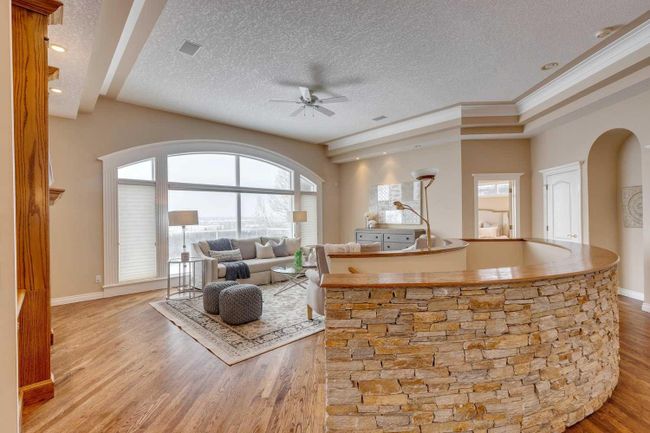 329 Douglasdale Point Se, Home with 4 bedrooms, 2 bathrooms and 6 parking in Calgary AB | Image 6