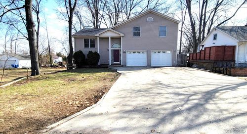 890 Tyrone Ave, Waterford, MI, 48328-2667 | Card Image