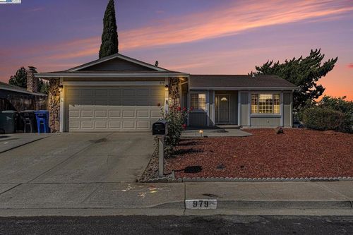 979 Newcastle Way, Pittsburg, CA, 94565-5518 | Card Image