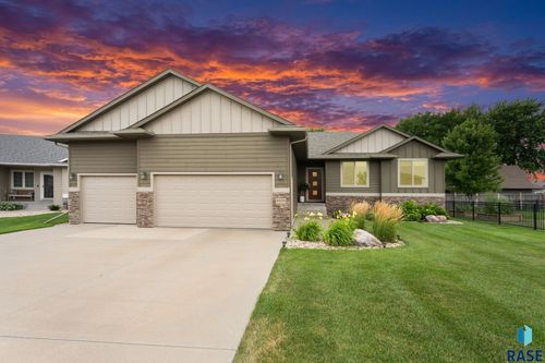 8005 S Brande Acres Cir, Sioux Falls, SD, 57108-5731 | Card Image