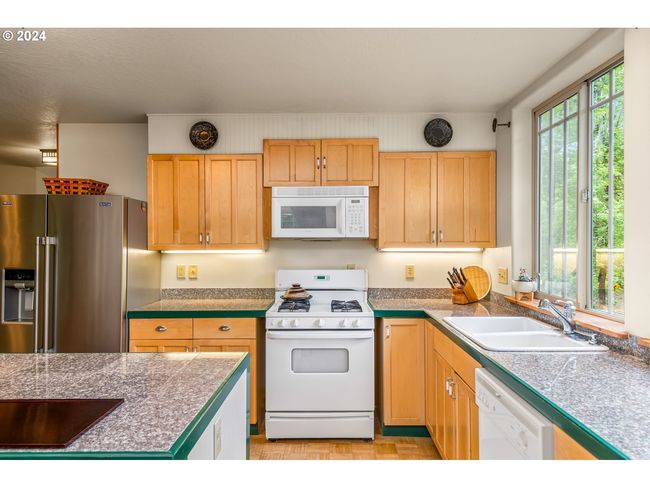 1650 Leatherwood Dr, House other with 3 bedrooms, 3 bathrooms and 1 parking in Eugene OR | Image 12