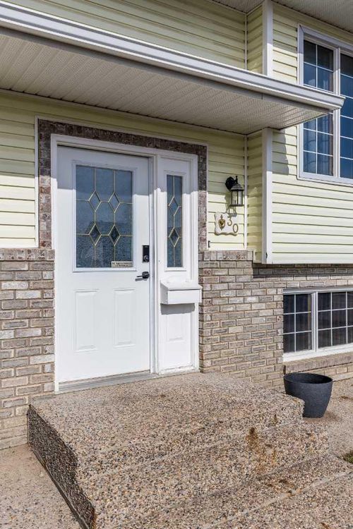 30 Sage Close Se, Medicine Hat, AB, T1B4H7 | Card Image