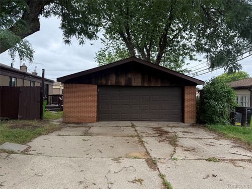 16061 Common Rd, Roseville, MI, 48066-1821 | Card Image