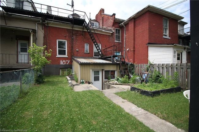 107 Wellington St S, Townhouse with 5 bedrooms, 3 bathrooms and 5 parking in Hamilton ON | Image 4