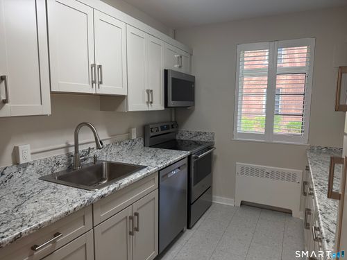 102-20 Outlook Ave, West Hartford, CT, 06119-1433 | Card Image