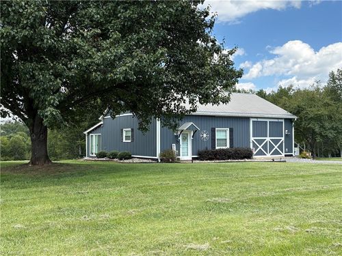 910 Hanks St, Traphill, NC, 28685-8959 | Card Image