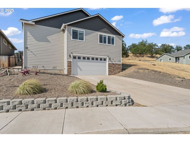 1019 Azure Way, House other with 3 bedrooms, 2 bathrooms and 2 parking in Eagle Point OR | Image 9