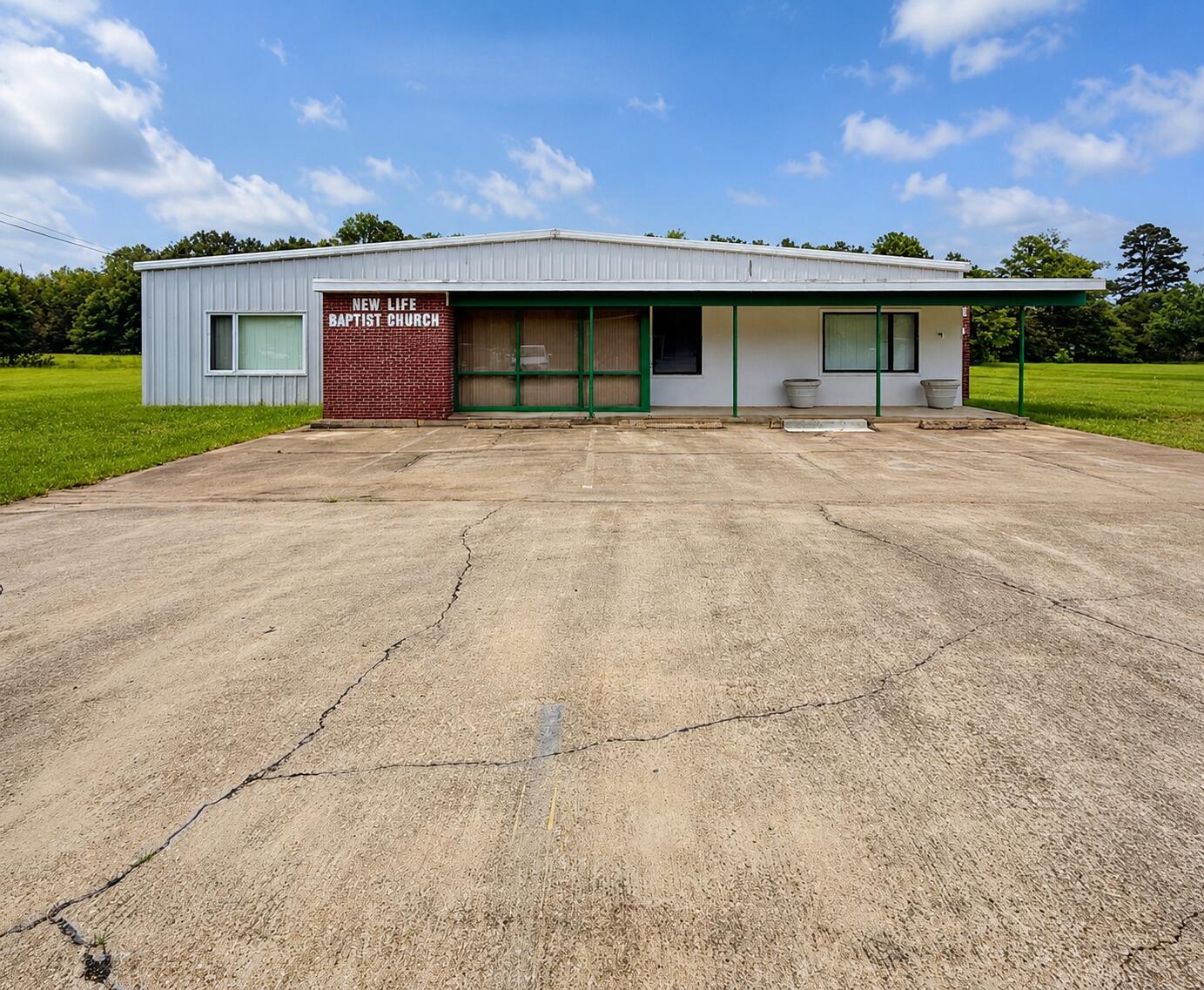 92 N Jackson St, West Point, MS 39773