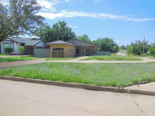 1001 E Lindsey St, Breckenridge, TX, 76424-3741 | Card Image