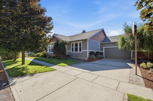 20717 Snow Peaks Dr, Bend, OR, 97701-8027 | Card Image