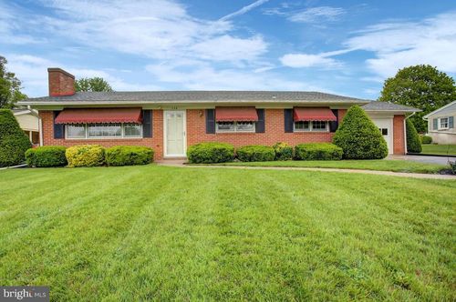 136 Hillside Dr, Fayetteville, PA, 17222-1110 | Card Image