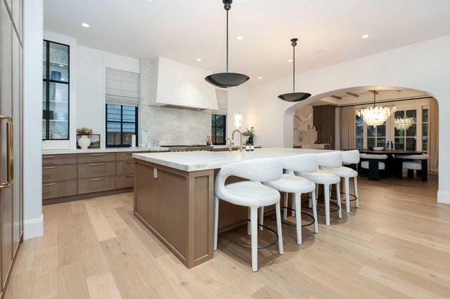6918 Legare Dr Sw, House other with 4 bedrooms, 7 bathrooms and 3 parking in Calgary AB | Image 5