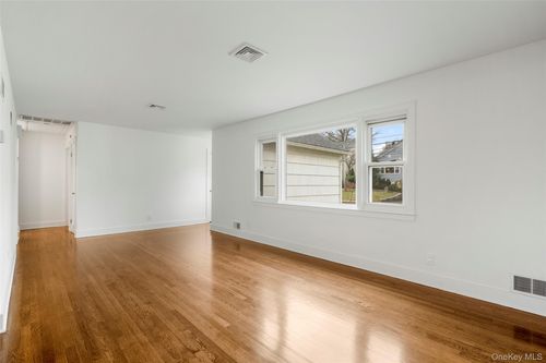 319 Wagner Ave, Mamaroneck, NY, 10543-2837 | Card Image