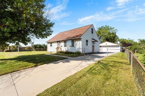 306 10th Ave, Hiawatha, IA, 52233-1720 | Card Image