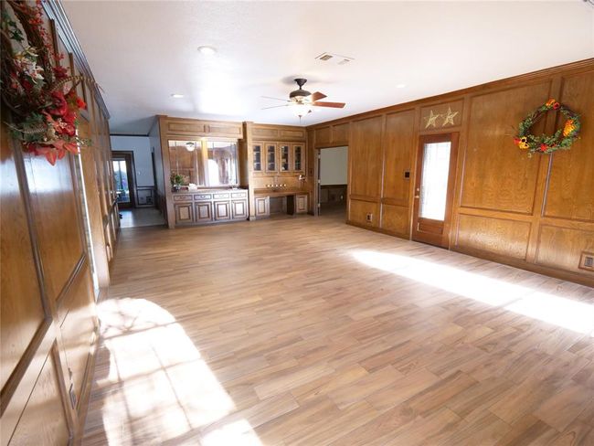 Spacious living area | Image 15