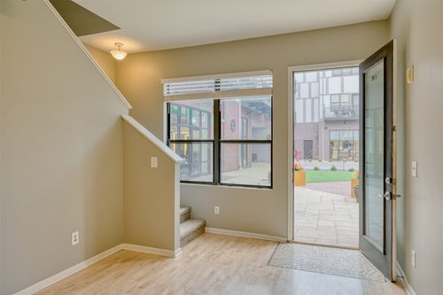 101-400 E Locust St, Des Moines, IA, 50309-1929 | Card Image