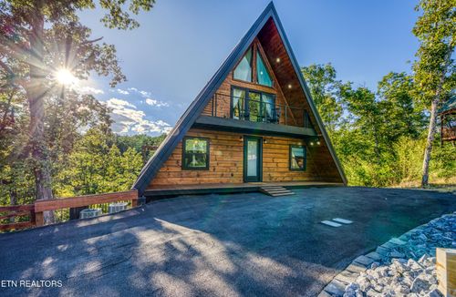 2101 Wingspan Dr, Sevierville, TN, 37876-8011 | Card Image