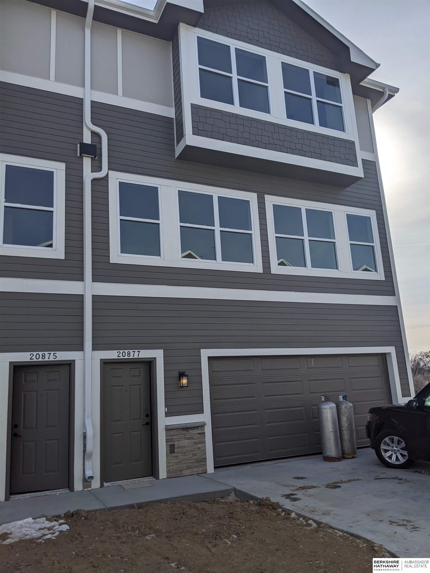 T Ct, Elkhorn, NE 68022